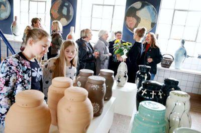 Keramiker Nina Lund fra Ejstrupholm (med blomster) vandt for nogle uger siden DR-programmet »Made In Denmark« for sine eventyr-inspirerede urner. Hun holdt lørdag reception på sit værksted, hvor hun fremviste sine værker. Deltagelsen i programmet har givet hende mulighed for at formidle og fortælle om passionen for sit håndværk. ?Foto: Tom Laursen
