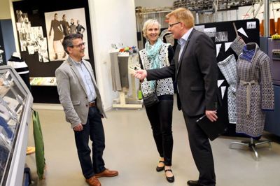 Direktør i VIA Design Konstantin Lassithiotakis (t.v) glæder sig over fremgangen. Her er han fotograferet med formanden for hele VIA University, Peter Sørensen (t.h.). ?Foto: Flemming Hansen