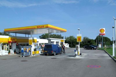 Post Danmark har åbnet postbutik hos Shell i Kibæk. Her kan folk hente pakker, som bestilles til direkte afhentning hos Shell. Der kan også sendes breve og pakker samt købes frimærker og pakkeporto. ?foto: Kenneth Sørensen