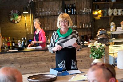 Inge Langballe havde udformet spørgsmålene til premieren og ledte slagets gang med myndighed og tillægsspørgsmål. ?Foto: Tom Laursen