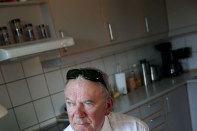 Godt nok har en iPad, 66-årige Jøren Hestbek, men når det gælder jagten på kærligheden foretrækker han kontaktannoncer i avisen frem for datingprofiler på nettet. ?Foto: Flemming Hansen
