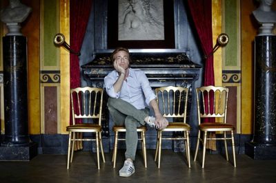 - Man er nødt til at holde kunsten i live, så det ikke bliver musealt. Teater er foranderligt, siger Nikolaj Hübbe, hvis nyopsætninger af August Bournonville ikke falder i alle anmelderes smag: - I August' optik passede det sig at være tro, god, glad og danse pænt. Han lod altid det gode sejre over sindets skyggesider, længslerne og den ildevarslende torden. Men sådan er livet jo ikke, og derfor prøver jeg at rykke lidt rundt i det. ?Foto: Pelle Rink