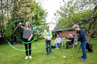 Cecilie måtte droppe dansen i Herning på grund af de længere skoledage, men ellers har skolereformen ikke haft afgørende betydning for børnenes hverdag, hvor Alexander stadig har tid til at spille golf, og Daniel spiller fodbold. Forældrene, Kenneth Munch og Pernille Lund Munch, oplever derimod, at der er kommet mere ro på i dagligdagen, nu hvor børnene får klaret de fleste af lektierne i skoletiden. Familiens hund, Messi, har, så vidt vides, ingen holdning til reformen. ?Foto: Tom Laursen