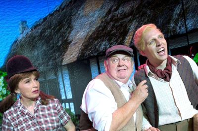 Pelle Emil Hebsgaard på scenen med Bodil Jørgensen og Ole Thestrup - enhver lighed med Ib Mossin er tilsigtet. ?Foto: Tivoli