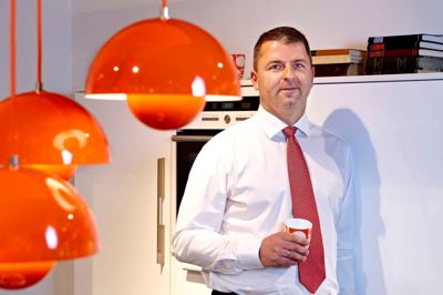 Direktøren i Kvik A/S, Jens-Peter Poulsen, må konstatere, at der skal arbejdes hårdt for at finde kvalificerede medarbejdere til produktionen. ?Foto: Tony Brøchner