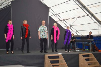 Årets revyhold. Det er fra venstre Ina Bøgedal, Gitte romlov, Peder Jensen, Marianne Klarholt og Christina Meyer Jensen. Mens Peter Larsen og Anders Klarholt sørger for den musikalske ledsagelse. ?Foto: Flemming Thulstrup