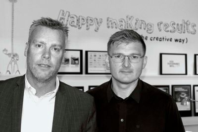 Preben Rokkjær (t.v.) forlader reklamebureauet Happy & Co. Til højre er det Jakob Gaarsted Petersen, som er administrerende direktør i Ikast-virksomheden. ? Pr-foto