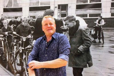 Det er med at smøge ærmerne op, for der er ikke meget tid at gøre med, når Jan Gintberg og holdet bag »Gintberg på kanten« drager rundt i landet. Men så er det jo godt, at han altid er mand for at finde en grimasse, som kan passe. ?Foto: Martin Hove Thomsen