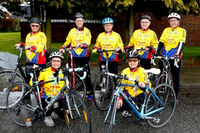 Så er en flok af pigerne fra Tjørring Cykel Motion klar til at cykle den 10. Lady Tour - løbsformand Bente Hjelmer cykler som sædvanlig ikke med. Hun sender pigerne af sted i stedet for. Og der skal hygges undervejs. Derfor cykler de fleste af dem 30 kilometer-ruten, for så kommer de ikke senere i mål end 100 kilometer-cyklisterne. Bagerst fra venstre er det med antal deltagende gange i Lady Tour i parentes Anna Grethe Jakobsen (7), Edith Hald (6), Aase Brinch Sørensen (3), Anne Grethe Dalsgaard (5) og Karen Nielsen (7). Forrest er det til venstre Merete Jensen (3) og Bente Hjelmer, der har været medarrangør i alle 10 år. Og som man kan se, behøver man ikke have en rigtig racer for at kunne være med. ?Foto: Henrik Ole Jensen