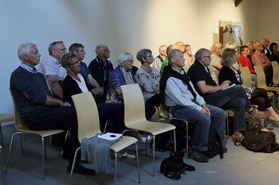 Borgere fra området, byrådspolitikere, kommunalt ansatte, personale og bestyrelsesmedlemmer fra Kunstpakhuset, medlemmer af Kultur- og Borgerforeningen i Ikast samt et par journalister - henved 35 mennesker i alt - var samlet ved borgermødet sidst på dagen torsdag. ?Foto: Kim Kristensen