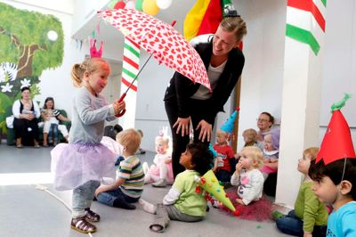Silke Schillums var svær at stå for som linedanser i cirkus Holtbjerg Vuggestue, hvor pædagog Trine Gysting præsenterede artisterne. ? foto: Henrik Ole Jensen