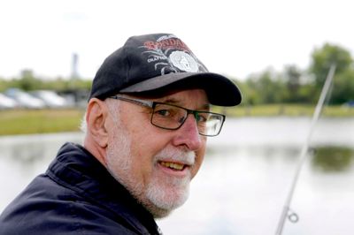 Allan Jørgensen, Ikast
Det kan kun være en. Det er ham den radikale Andreas Steenberg. Han har fyldt min postkasse med sine reklamer - og det selvom jeg har et skilt med nej tak til reklamer på den. Det blev jeg sur over, så det har vi haft en disputs omkring. Det viser sig så, at det må de gerne, men så siger jeg til ham, at det jo kun er en ret - men ikke en pligt. Jeg tror, jeg trættede ham lidt på Facebook.