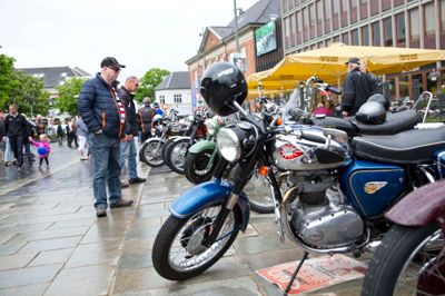 Der var rig mulighed for at studere engelsk mekanik på Torvet lørdag, da 73 motorcykler, og én Jaguar-bil, stod klar til beundring.?Foto: Tom Laursen