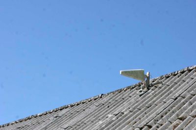 - Jeg har bosat mig herude, fordi jeg elsker at bo på landet, siger Preben Thomsen. Den lille hvide antenne på taget sikrer familien en lille, men også ustabil forbindelse til internettet.?foto: jesper wind