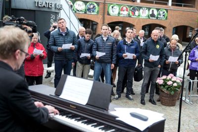 Også ved folketingsvalget i 2015 spillede Mads Bille for ved morgensang ved kongrescentret. ?Foto: Tom Laursen
