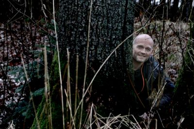 Søren Taaning står lidt gemt bag et træ her, og i næste uge kan børnene lave deres egne huler i Skovsnogen, hvor de kan gemme sig. ? Foto: Henrik Ole Jensen