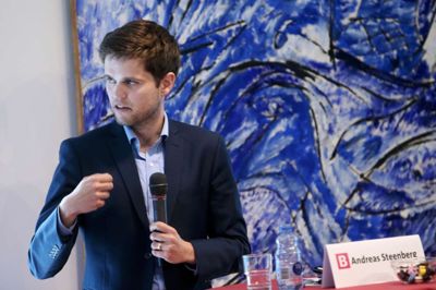 Lokalt valgte Andreas Steenberg (R) har sendt en byge af spørgsmål til transportminister Ole Birk Olesen (LA) om Arrivas mange aflyste tog. - Det virker, som om Arriva vælger at ansætte for få folk. Når der skal laves et nyt udbud af togdriften lige om lidt, skal vi have styr på det. Det skal ikke være sådan, at vinderen af udbuddet kan undlade at have personale nok til at køre togene, siger Andreas Steenberg. ?Foto: Flemming Hansen