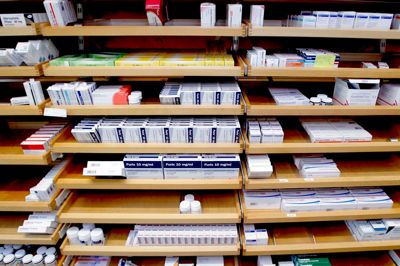 Fra 1. juli vil Apoteksudsalget i herningCentret ekspedere og udlevere receptpligtig medicin til kunderne med det samme. Det er et resultat af en modernisering af apoteksloven, så det ikke kun er hovedapoteket, som må have et lager af receptpligtig medicn, men også filialerne.? Foto: Henrik Ole Jensen