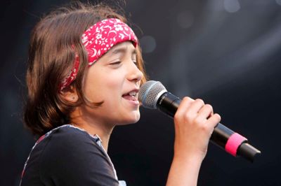 10-årige Rosa Scheving på scenen med Gangstars.