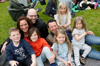 En stor og glad familie. Fra venstre er det Mor Maria Quist sammen med manden Nicki og drengene Sebastian og Christoffer og datteren Mathilde. Fra højre er det Maria Quists bror, Benjamin Pedersen, med to af hans tre døtre i striberne, Liva og Ella, mens Philippa befandt sig i koret på scenen. Foto: Henrik Ole Jensen