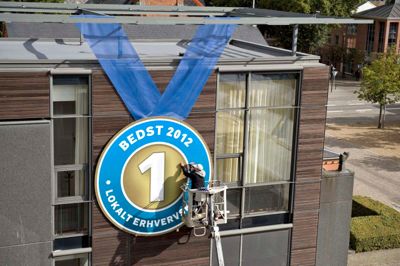 Herning Kommune fandt et stort banner frem, da DI kårede kommunen som mest erhvervsvenlig. Ny opgørelse fra Dansk Byggeri peger på, at Holstebro aktuelt er bedst. Foto: Lars Holm