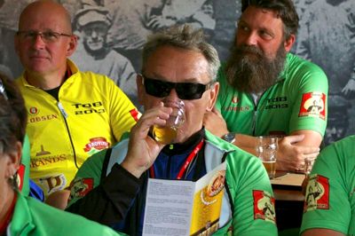Tour de Biére, der arrangeres af Danske Ølentusiaster, kører landet rundt for sjette gang. I år er starten fra Bøllinssø Bryghus. Billedet stammer fra 2013, hvor det øldrikkende tour-felt også lagde vejen forbi Engesvang. ?Foto: Thomas Vang Nielsen