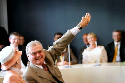 Da Dronning Margrethe og prinsgemalen i 2009 besøgte Herning og Ikast-Brande Kommuner, fik regentparret hver et ur designet af Christina Hembo. Prins Henrik var tydeligt tilfreds med gaven. ?Foto: Tom Laursen