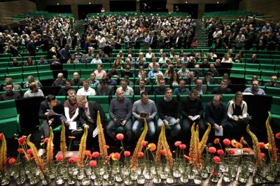 Ved trappegangen til venstre for midten kan man skimte, at de sidste dimittender går mod deres pladser til klapsalver fra familie og venner. Imens benyttede Folkebladets fotograf muligheden for at få dette billede set fra scenekanten. ?Foto: Flemming Hansen