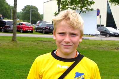 Jonas Pedersen, 13 år, Hvide Sande:
- At spille kamp en gang om dagen, overnatningen og det at hygge sig om aftenen. Der går vi ned til købmanden efter snolder.