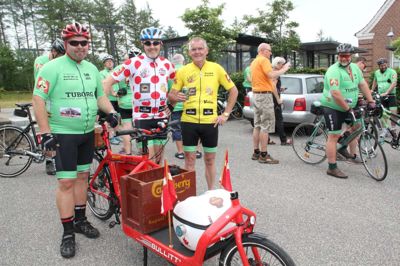 Carsten »Ivrig« Henriksen (t.v.), Steen Aage Madsen (t.h.) og Jørgen »Pølsemager« Henriksen ved Carstens flotte Long John med fustage. De er alle tre glade for kvalitets-øl, men de ved også godt, at der skal holdes igen med øllet, når de cykler. Feltet cykler op til 100 kilometer per dag i løbet af ugen. ?Foto: Morten Hallstrøm
