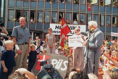Thomas Riis (nærmest asfaltgaven) var med på Torvet i Herning, da hans far, Bjarne Riis, blev hyldet efter Tour de France-sejren i 1996. Det samme var storebror Jesper (yderst t.v.). Borgmester Hilmar Sølund står klar med pæne ord og gaver. Foto: Anders Haugsted