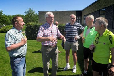 Tidligere amtsborgmester Knud Munk Nielsen var en af dagens overraskelser på Tour de Ikast-Brande. Han viste feltet rundt i sin have på Teglgårdvej. ?Foto: Flemming Hansen
