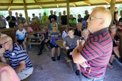 Formand for Kræftens Bekæmpelse i Ikast-Brande Henning Busk var meget glad for at kunne vise Ruskjærholm frem. Han opfordrede folk til at benytte sig af eksempelvis bålhytten, hvis de har lyst. ? Foto: Flemming Hansen