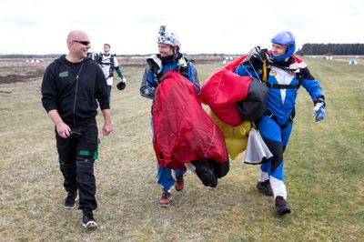 Dropzone Denmark lægger luft, udstyr og landingsplads til udspring fra 6000 meters højde, hvis søndagens vejr arter sig. ?foto: tom laursen