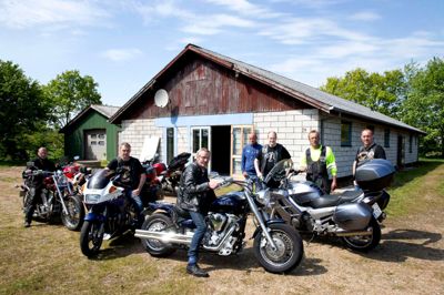 Medlemmer af fusionsklubben MC KrudtKarl, som består af motorcykelklubberne MC Krudtuglerne i Bording og MC Kasket Karl i Funder, er ved at renovere deres nye fælles klubhus. ?Foto: Tom Laursen