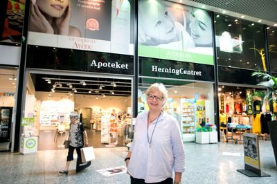 Resten af året tilbyder apoteker Helle Steen Sørensen folk i bestemte risikogrupper gratis vaccination - mandag og fredag på Apoteket herningCentret og dagligt på Herning Østergades Apotek. ?Foto: Tom Laursen