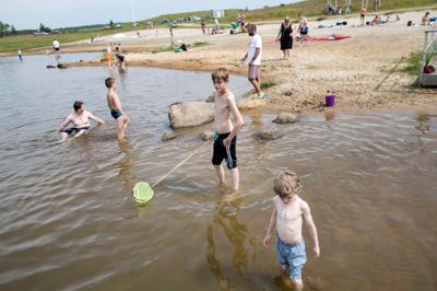Ud i det svalende vand. Om drengene fangede noget med fiskenettet vides ikke, men Fuglsang Sø har en stor bestand af fisk med gedder, aborrer og skaller.?foto tom laursen