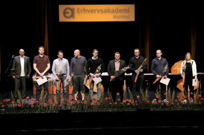 Otte nyuddannede VVS-installatører fik for nylig stukket et eksamensbevis i hånden til dimission i Herning. De kan groft sagt vælge og vrage i job-muligheder, da søgningen til uddannelsen er historisk lav. ? Foto: Flemming Hansen