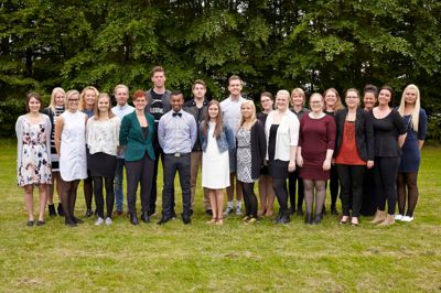 EKSAMEN Erhvervsakadami MidtVest i Herning og Holstebro fra dimitteret 22 nye serviceøkonomer. Det er (forrest fra venstre) Kirsten Markussen, Holstebro, Vibeke Nielsen Gade, Holstebro, Malene Flensborg Nielsen, Holstebro, Elisabeth Rasmussen, Herning, Mauran Mickael Balasubramaniam, Holstebro, Katrine Minds Thorsø Nielsen, Holstebro, Mette Præstholm, Holstebro, Gitte Jensen, Holstebro, Helene Tinggaard Pedersen, Holstebro, Mette Daniella Larsen, Herning, og Nanna Snæbjørn Nielsen, Holstebro. Bagest fra venstre er det Louise Kringlum Simonsen, Holstebro, Trine Wulf Larsen, Holstebro, Rasmus Villadsen, Holstebro, Emil Fjord Lauridsen, Holstebro, Thomas Schmidt Jensen, Herning, Kristian Korsgaard Andersen, Holstebro, Louise Vesterager Laursen, Kibæk, Laura Moestrup Folden Gjedsig, Holstebro, Janni Sørup Naursgaard, Holstebro, Madlen Fogh, Holstebro, og Kristina Østergaard Wulff, Herning. ? Foto: Erhvervsakademi MidtVest.