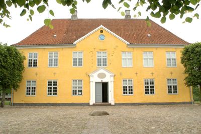 Den gamle herregård Herningsholm lægger i øjeblikket hus til Museum Midtjyllands udstilling om broderikunstens mange facetter. ?Foto: flemming Hansen