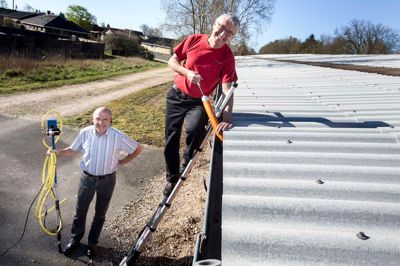 Indehaver Kristian Ulsøe (på stigen) og salgschef Keld Markussen ser frem til at skulle renovere mange flere tage takket være håndværkerfradraget. ? foto: Tom Laursen
