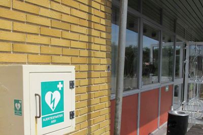 Hjertestarten udenfor hallen. FOTO: OLE SKYDT
