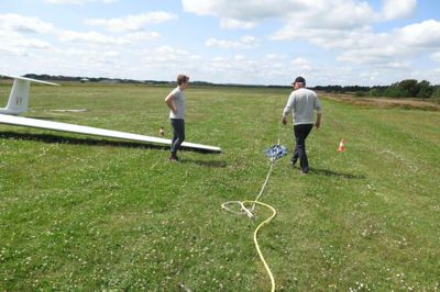 Marcus Jacobsen (t.v.) fra Herning er ved at tage certifikat til svævefly. Her hjælper han flyvechef Per Kragsø med at gøre et fly klar til start.?Foto: Palle Heering Nielsen