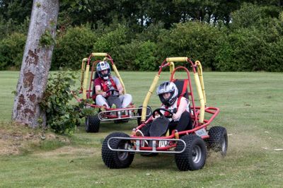 Sømmet bliver trykket i bund i de hurtige gocarts, som de unge har muligheden for at fræse rundt på. Også lederne viste deres evner i de rappe køretøjer, men deltagerne gav dem baghjul. ?Foto: Tom Laursen