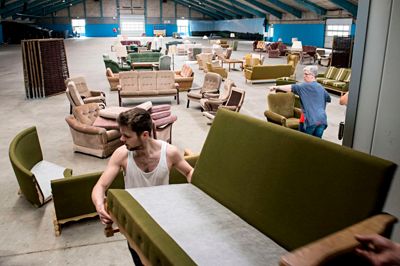 De mange møbler er begyndt at fylde messecentrets hal Q, hvor de 40 stuer skal opbygges. I alt fire læs møbler skulle leveres, og det gik ifølge Charles Maibom fint. Han havde selv to hjælpere med til at tømme traileren.