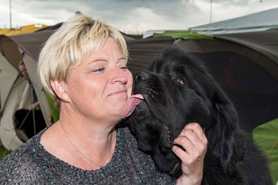 Billedet her af Brooklynbear Ambassador - til daglig kaldet Liam - og ejer Anne Ejby er taget, inden vinderen af årets Gold Cup blev fundet. Allerede før kåringen ser Liam dog ganske tilfreds ud med situationen. ?Foto: Jørn Deleuran