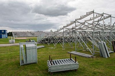 Netop nu er de tribuner, der skal rumme 12.000 tilskuere ved VM for Islandske Heste, ved at rejse sig på Landsskuepladsen.? Foto: Jørn deleuran