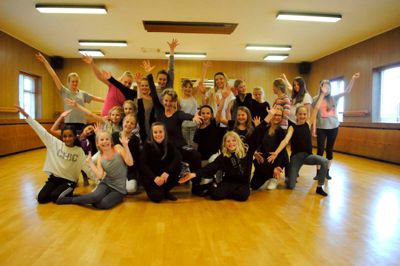 Susanne Nielsen omgivet af unge dansere i danselokalet på Th.Nielsens Gade i Herning. ?Foto: danseskolen Familien Nielsen