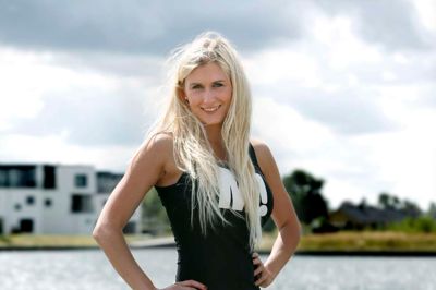 Mens 24-årige Sine Elisabeth Elmer naturligvis gerne vil se godt ud på billeder, er det ikke sådan, at hun altid gør alverden ud af sig selv. Til dagligt kan hun godt lide at gå uden makeup - og det sker da også, at M!-forsidefinalisten går i træsko. ?Foto: Henrik Ole Jensen
