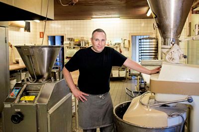 Kent Hvid, medejer af Kibæk Bageri, forventer, at kagesalget til tronskiftet 14. januar kommer til at ligne det, der var til kronprinsens bryllup i 2003. Dengang kunne bageren og hans ansatte knap nok følge med. Til tronskiftet kreerer han lagkager med jordbærfromage, hvid chokolademousse og chokoladepynt, og de fås i butikken allerede fra torsdag eller fredag i næste uge. Foto: Jørn Deleuran